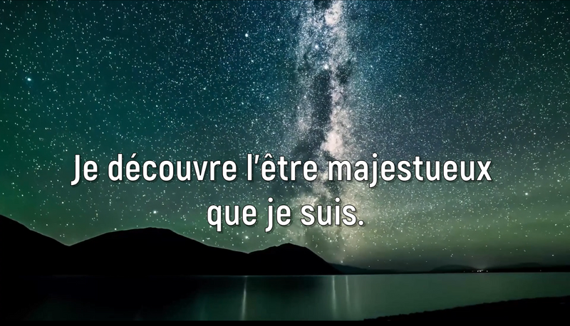 un couple d'amoureux sur une plage qui se tiennent la main