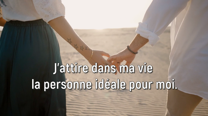 un couple d'amoureux sur une plage qui se tiennent la main