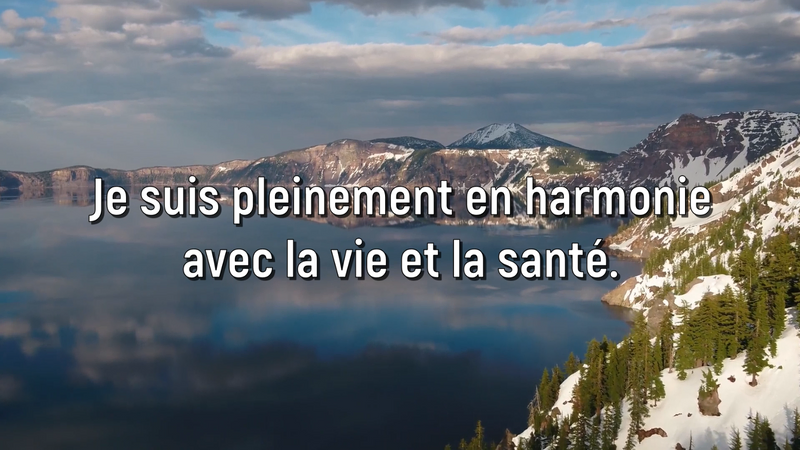 un couple d'amoureux sur une plage qui se tiennent la main
