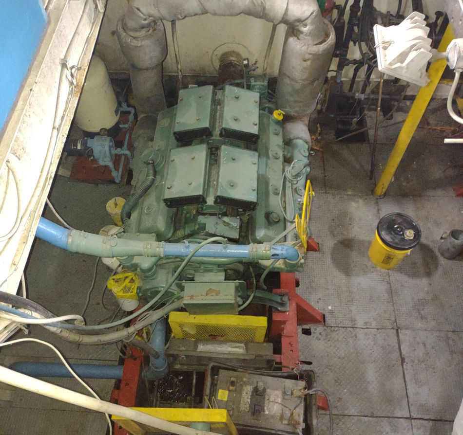 Twin Screw Inland Pushboat engine.jpg