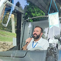 Guía de MalagaTurismo explicando desde el autobús durante las visitas privadas en Málaga