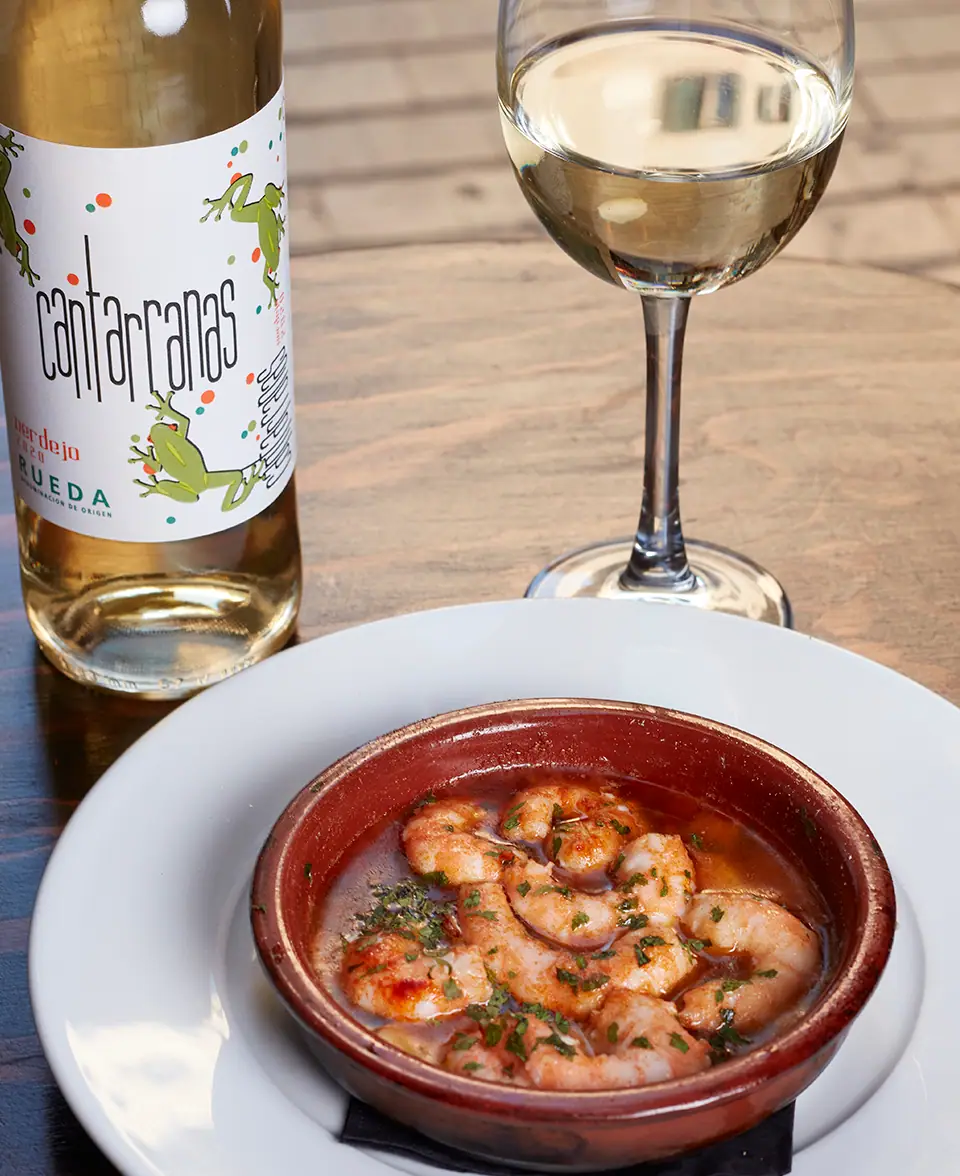 Vino con denominación de origen de Málaga y gambas degustadas durante el Málaga Tapas Tour de MálagaTurismo.es