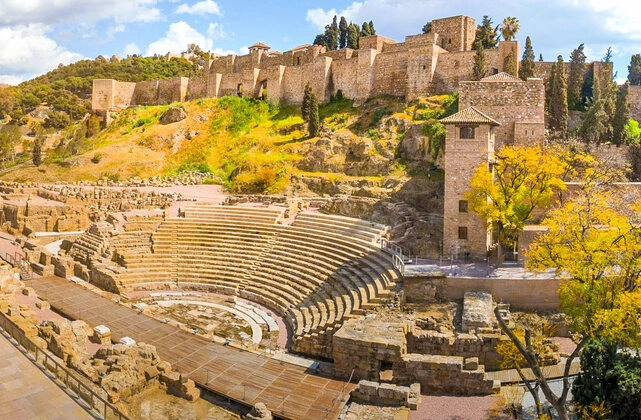 Vista panorámica de la Alcazaba de Málaga desde el teatro Romano antes de empezar la visita guiada, 