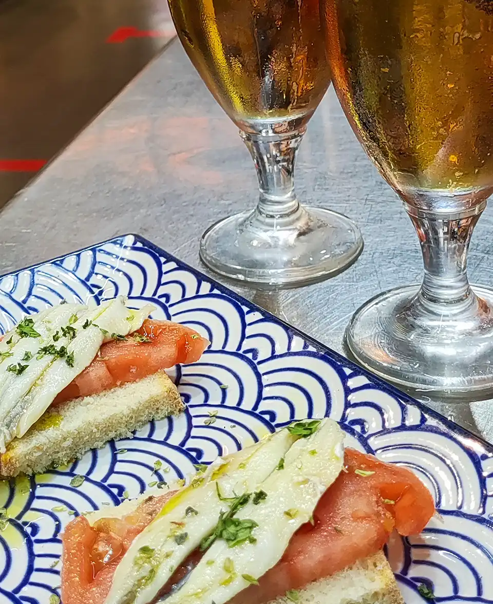 Cervezas y tapa de anchoas degustadas durante el tour de tapas de Málaga de MálagaTurismo.es, en el Mercado Central de Atarazanas