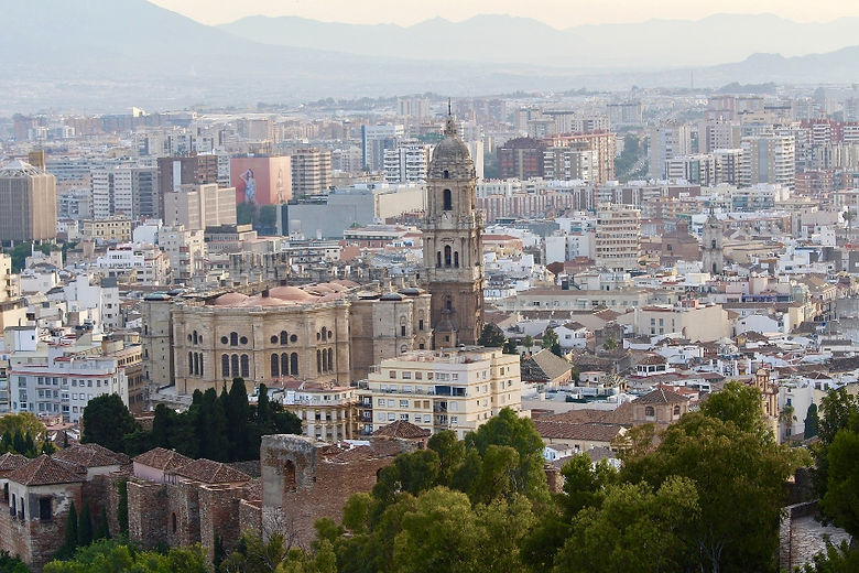 Vista aérea de la ciudad bajo las visitas privadas de Málaga imprescindibles