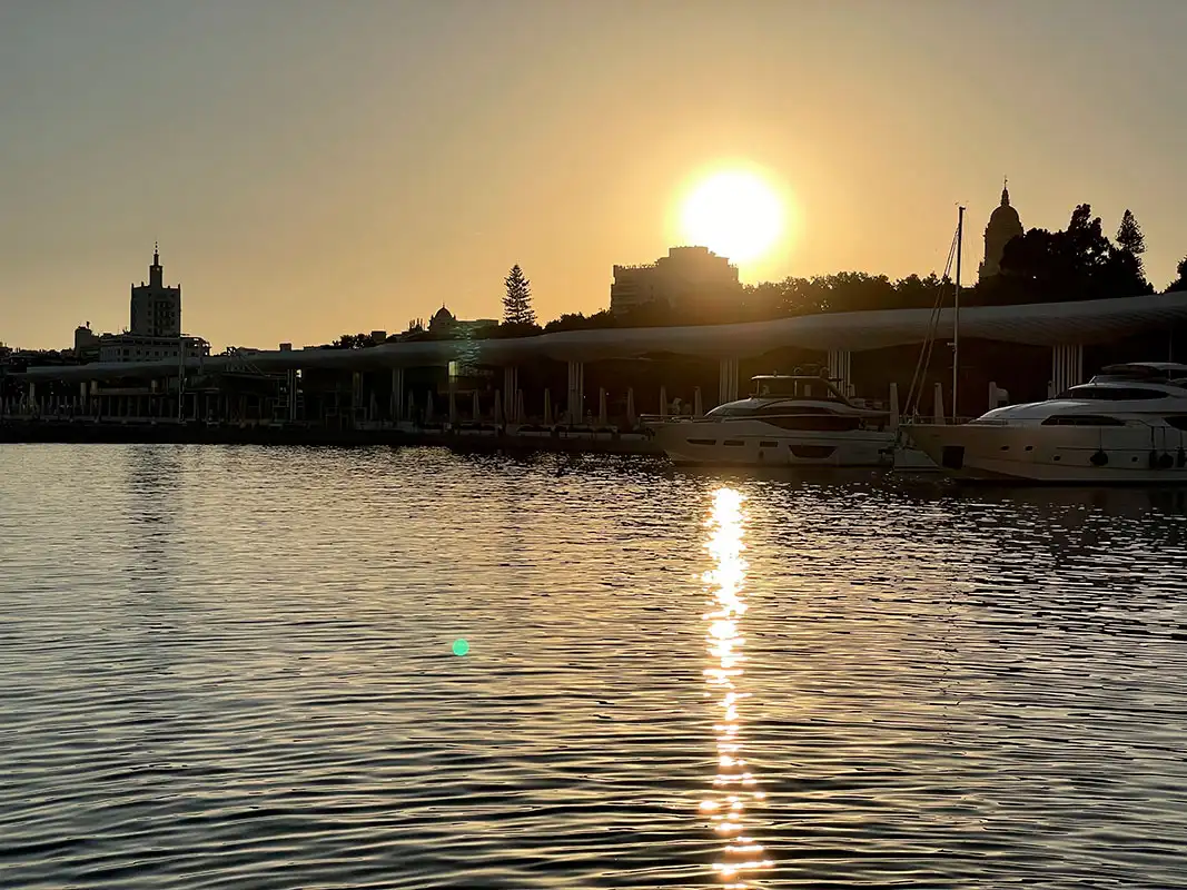 Atardecer en el puerto de Málaga disfrutado durante una visita guiada a Málaga en barco, de MálagaTurismo.es