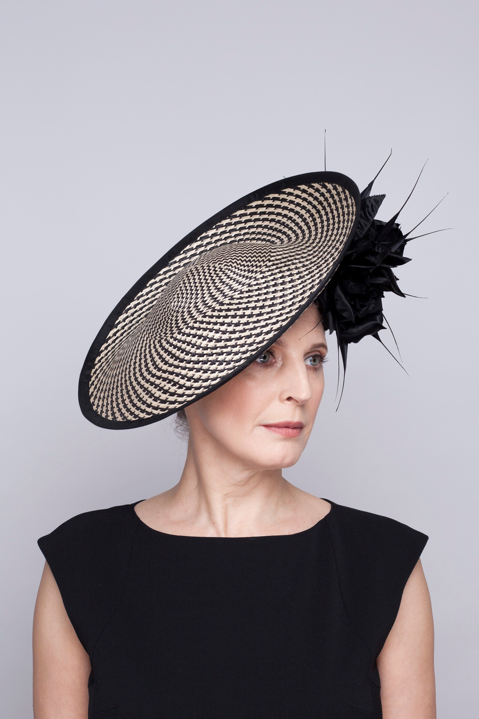 Greta saucer hat - black/nat 