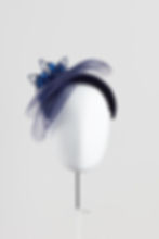 Hanae velvet bandeau headband with flowers and crin veil - front view