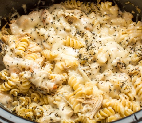 Slow Cooker Pesto Mozzarella Chicken Pasta