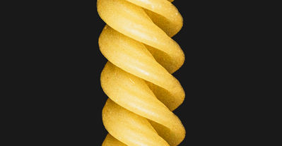 Spiralpasta freigestellt vor schwarzem Hintergrund mit klarer Struktur