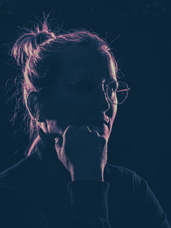 Schwarzweiss Profilporträt einer Frau im Low-Key Licht, ruhige und reduzierte Darstellung