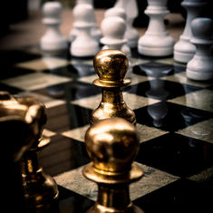 Dramatisch beleuchtete goldene Schachfigur als kreative Produktfotografie