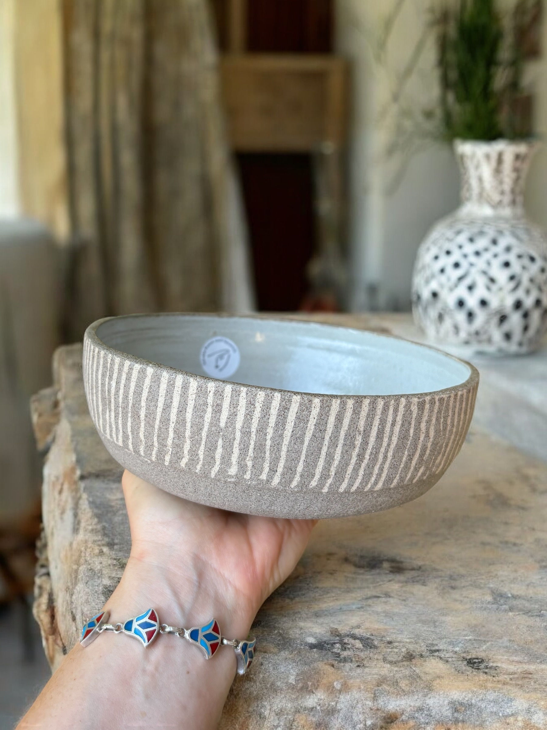 große robuste Schale aus grauen Ton