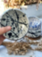 Miniaturbild: Die Schale ist mit schwarzen Farbspritzern ausßen und innen dekoriert. Sie ist aus Porzellan gedreht und hat eine runde Form. Jede Schale wurde von Hand gedreht und ist in Form und Dekor einzigartig.