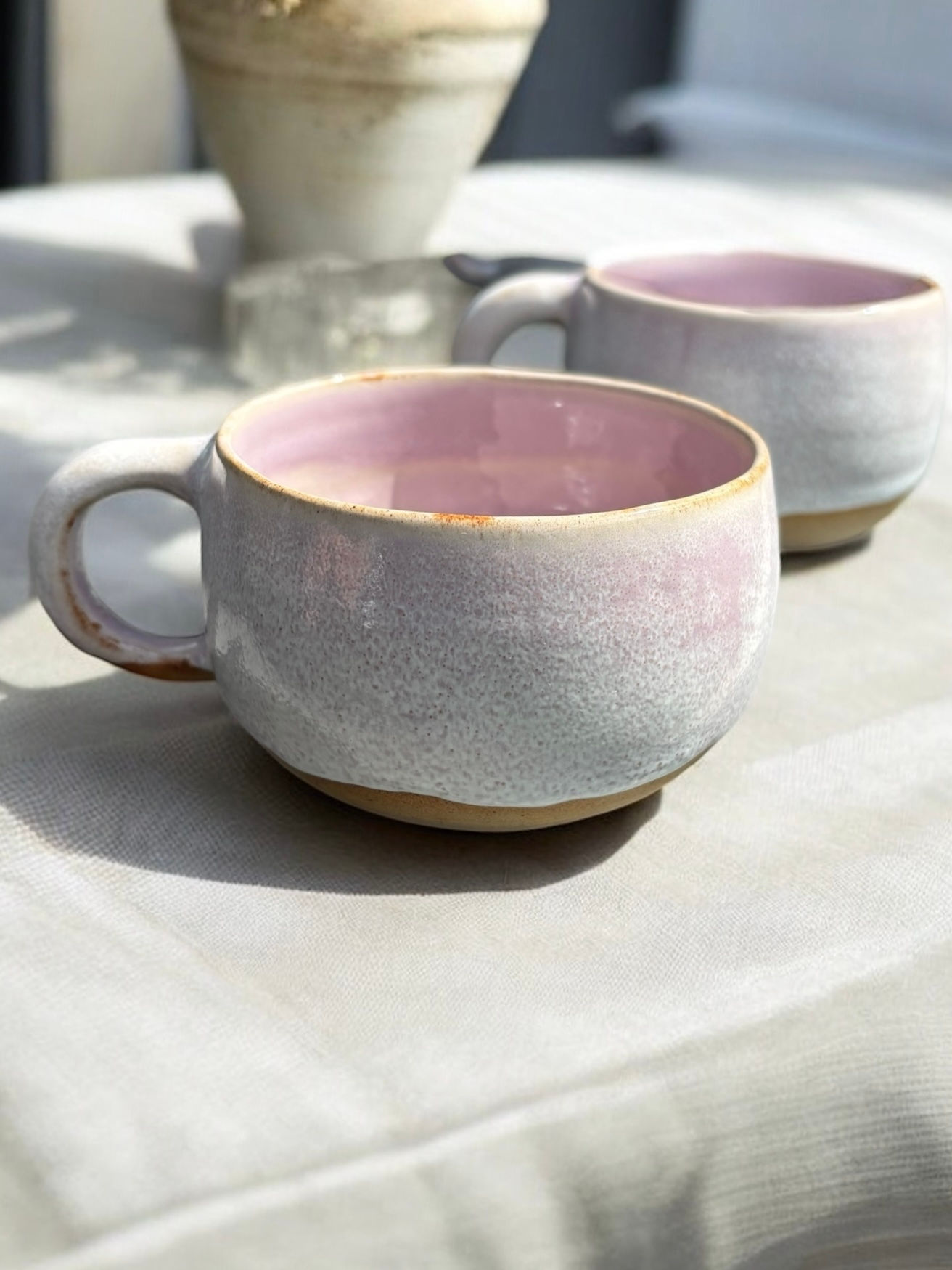 Runde Frühlingstasse aus Steinzeug