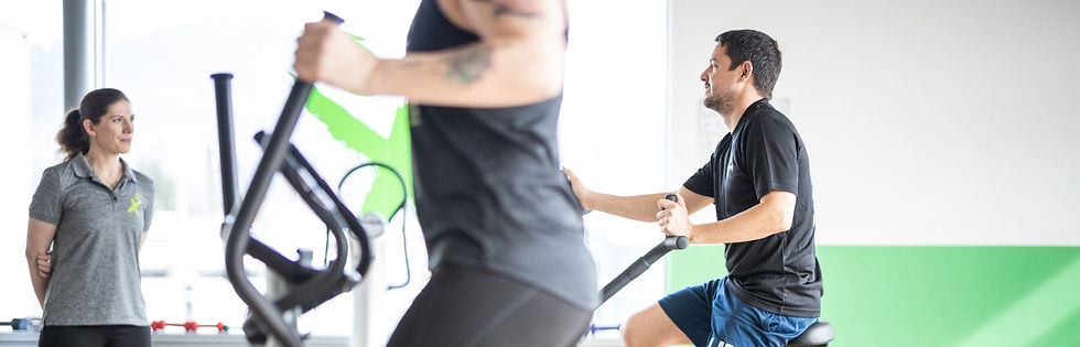 Kunden beim Ausdauersport. Trainerin bei der Beratung