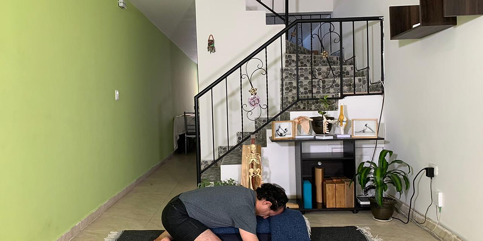 "Estructura de una práctica diaria de yoga para una época de aislamiento".