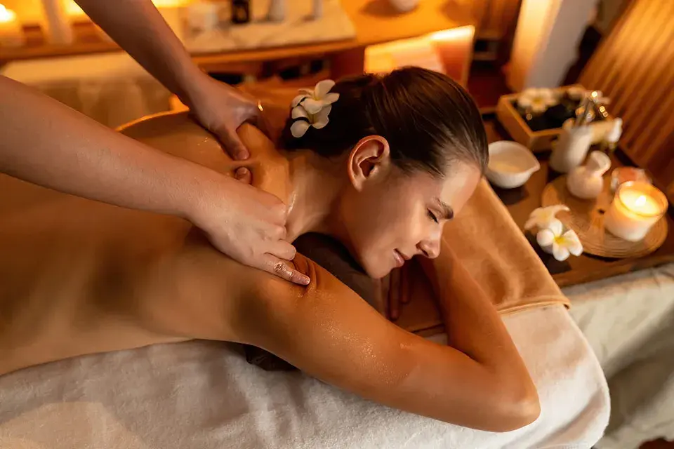 Vrouw ontvangt rugmassage