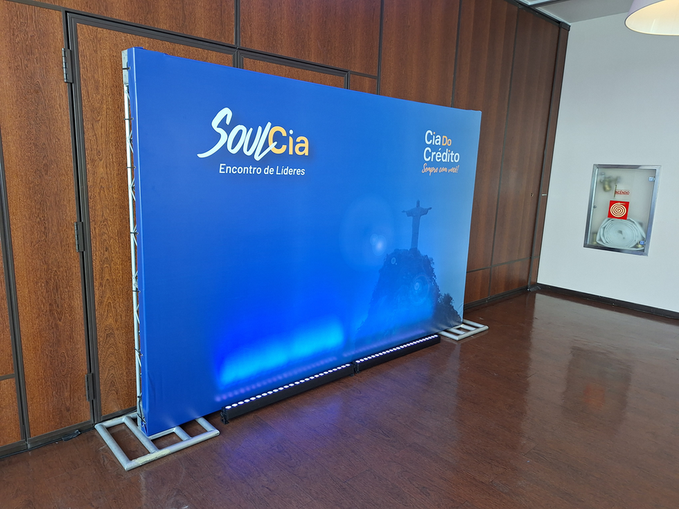 Backdrop personalizado em evento corporativo no Rio de Janeiro com identidade visual moderna.