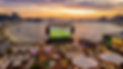 Transmissão exclusiva da Copa do Mundo em painel de LED de alta definição da Tecmais, montado em um rooftop sofisticado no Rio de Janeiro. A imagem mostra a orla de Copacabana ao pôr do sol, um grande telão com o jogo ao vivo e um público vip desfrutando da área lounge, evidenciando a qualidade premium e a versatilidade das nossas soluções para eventos