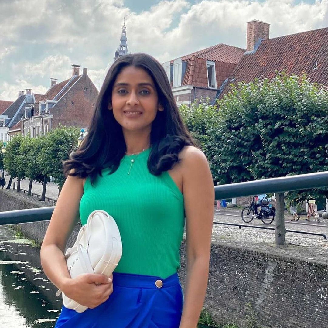 Shreya Kalra in Pearl Necklace Stack