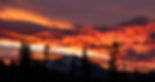 Por do sol dramático sobre as montanhas
