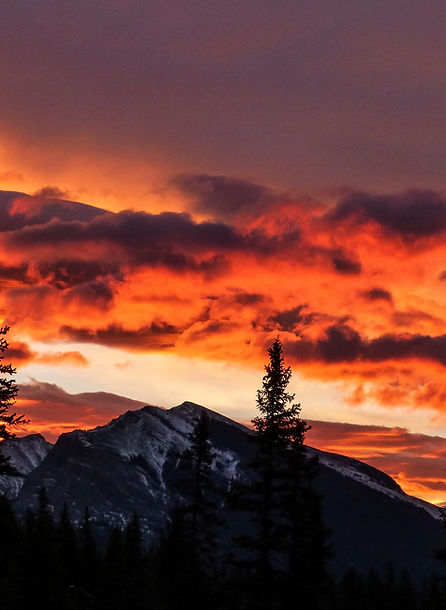 Dramatische Sonnenuntergang über den Ber