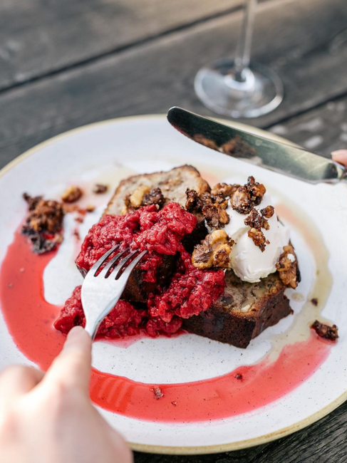 French toast with raspberries at 21gramm brunch restaurant in Berlin Neukölln