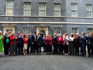 Primeiro-ministro do Reino Unido faz discurso oficial e agradece nova equipe parlamentar