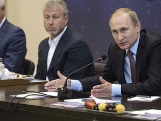 Boris Johnson vai banir a Rússia do sistema de pagamentos Swift como parte do pacote de sanções