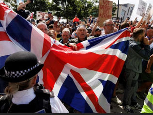 Caos em 14 cidades da Inglaterra. População protesta contra aumento da criminalidade e morte de crianças por ataques violentos no país.