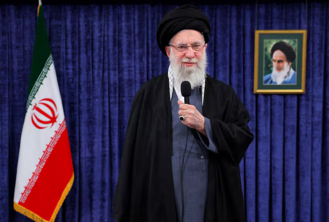 Regime iraniano anuncia morte de Ali Khamenei após ataques e promete retaliação