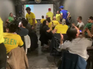 Brasileiros em Londres se reúnem para assistir à estreia da seleção e comemoram a vitória