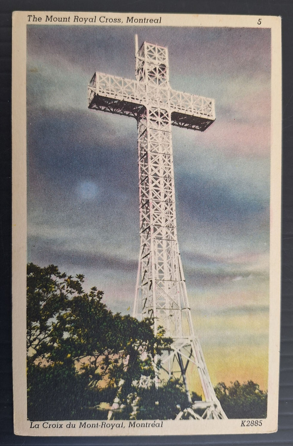 Undated Canada Postcard-La Croix du Mont-Royal Unused