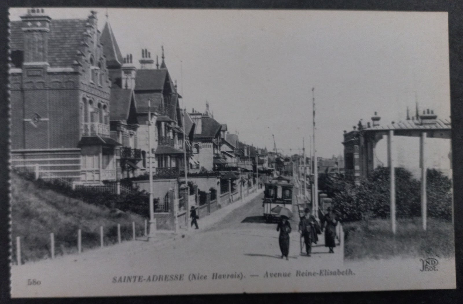 Undated France Postcard-Queen Elizabeth Avenue Unused No stamp