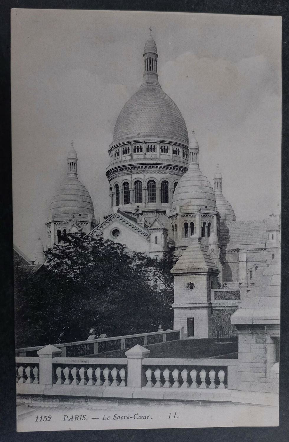 Undated France Postcard-Paris, The Sacred Heart Unused No stamp
