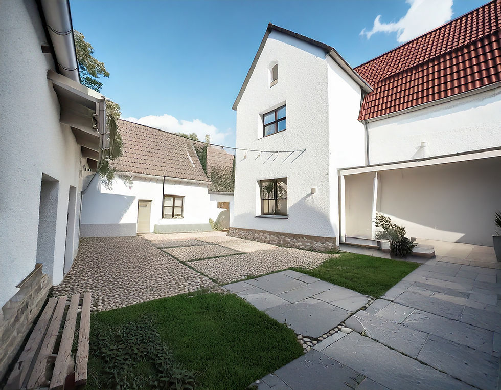 Firefly-Modernisierter-Hof-von-einem-Bauernhaus-mit-weißer-Fassade.-Natürliches-Tageslicht