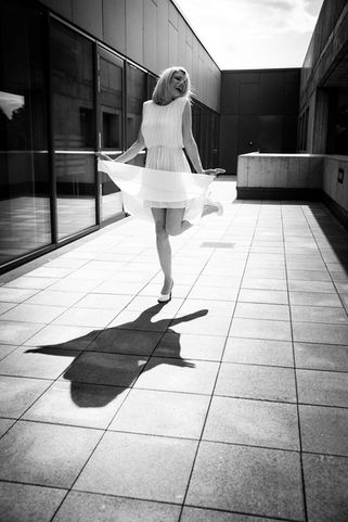 Bild zeigt eine Person. Inhaltlich schwer in Worte zu fassen