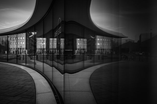 Leitz-Park. Gebäude spiegeln sich in Glas. Der Rest ist Ansichtssache.