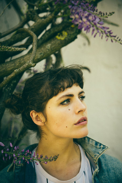 Bild zeigt eine Person. Inhaltlich schwer in Worte zu fassen