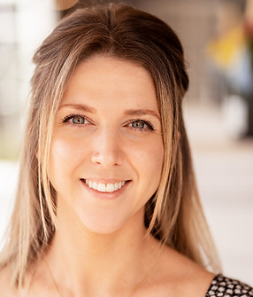 Lynsey Hart bio headshot.jpeg