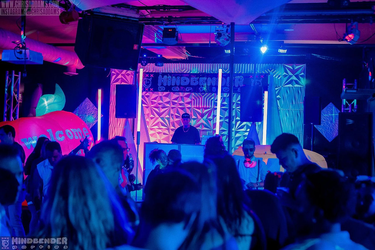 Mindbender Parties lifestyle event featuring music, dancing and socializing