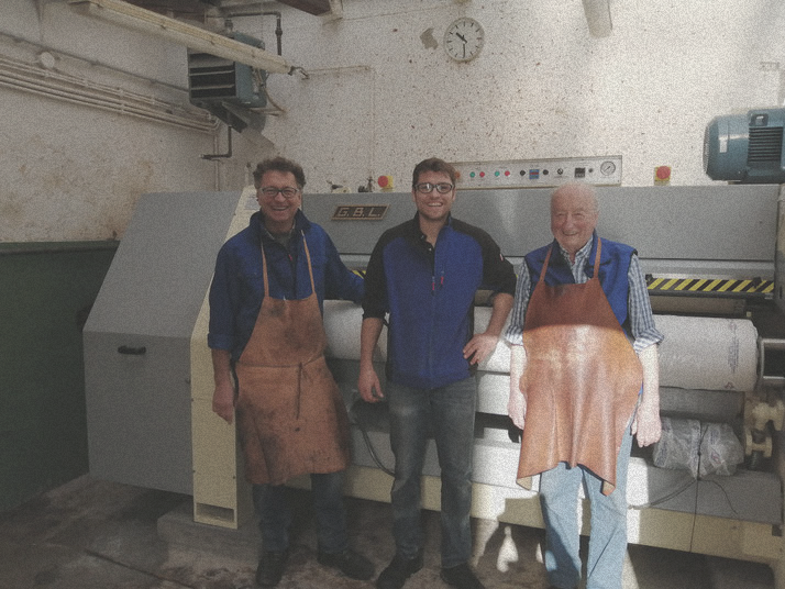 Drei Generationen der Familie Renz in der Lederfabrik August Renz in Tuttlingen – Christoph und Johannes Renz mit vegetabil gegerbtem Bioleder