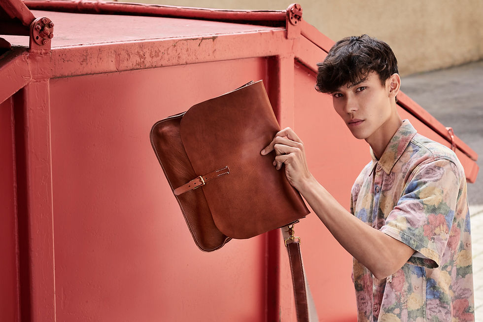 Leder-Umhängetasche THE COURIER aus pflanzlich gegerbtem Bioleder