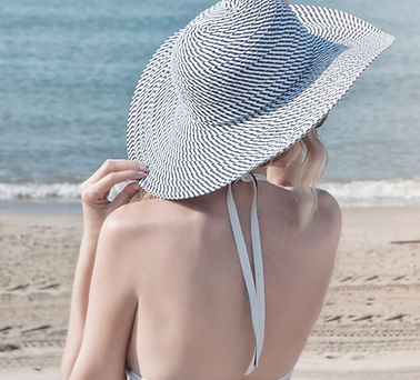 woman wearing grey sun hat during daytim