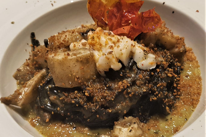 Pasta al Nero di Seppia con Seppie CBT Uova e Fegato di Seppia Carciofi e Terra di Olive