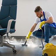 professioneller-reinigungsdienstmitarbei