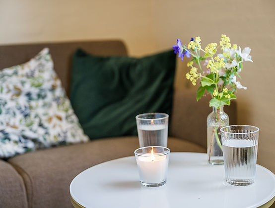 bord med lys og blomster.jpg