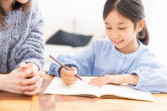 勉強する小学生