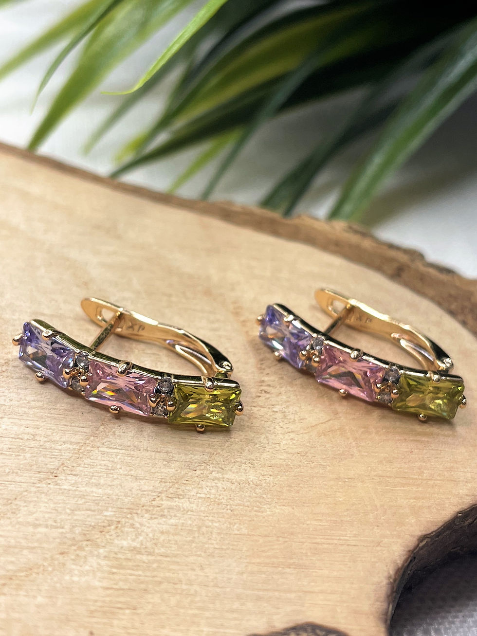 Küçük resim: Xuping Multicolor Kesme Taşlı Küpe